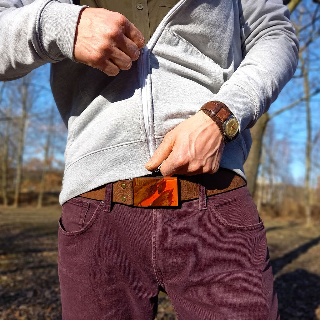 Pánský pásek pro streetwear outfit, hnědý pánský pásek široký 4 cm s přezkou ze dřeva a červené pryskyřice