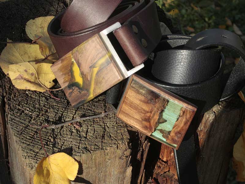 kožené pásky FOP belts, opasky z pravé kůže, zdobené originálními opaskovými přezkami z přírodního dřeva a barevné pryskyřice žluté a zelené barvy, široké 4 cm