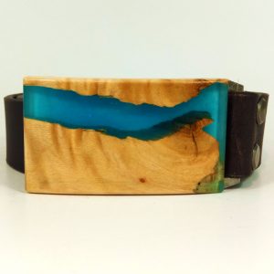 Kožený opasek s přezkou ze dřeva a modré pryskyřice